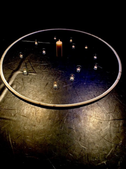 Rituale in selbst gewählter Gemeinschaft schaffen eine sanfte Brücke zwischen dem Vergangenen und dem Neuen, begleitet von Achtsamkeit und Intention.