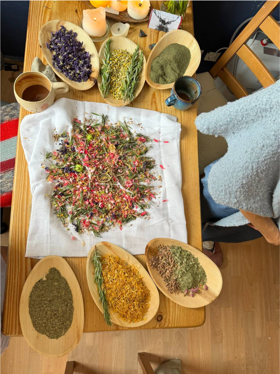 Heilende Kräuter, Blüten und Aromen unterstützen dich dabei, Körper und Seele in Einklang zu bringen und dich zu regenerieren.