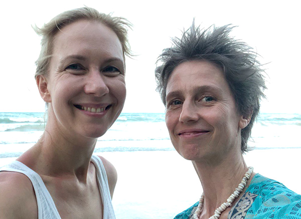Jana & Yolenn (Jana Goralski, erfahrene Lomi Lomi Masseurin und Ausbilderin.